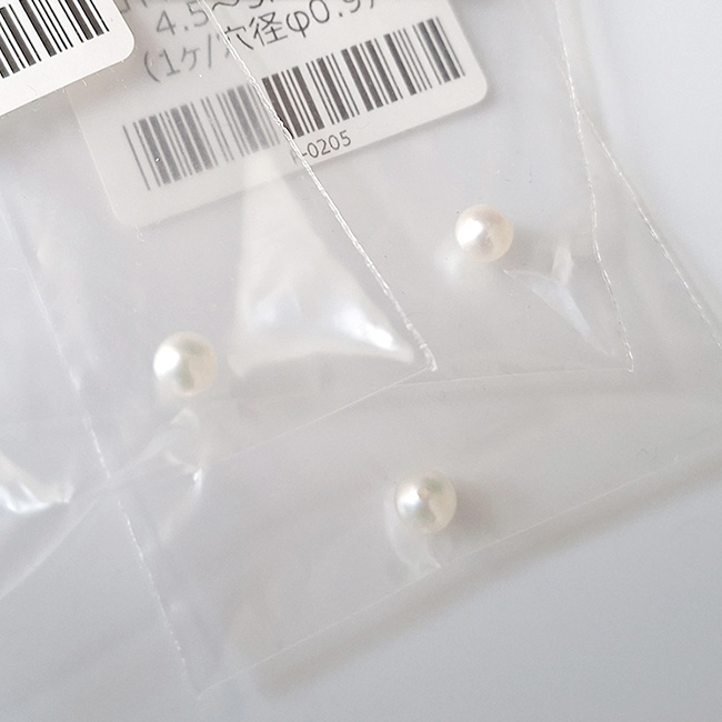 Helmi, Akoya -Japanilainen laadukas helmi, puoliv�liin porattu,  4.5 -5.0 mm, 1 kpl