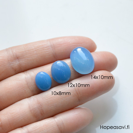 Akaatti, sininen (vrjtty) kapussi, soikea 10x8mm, 1 kpl, huom. vrin tummuus vaihtelee *Viimeiset kappaleet*