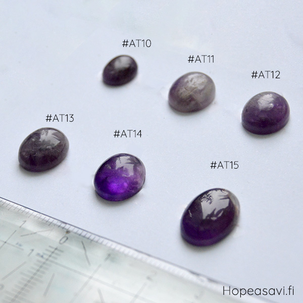  *Kivi Special* Ametisti, pyrhiottu kapussi, soikea, kuvassa #AT13, mitat noin 12x10mm, paksuus noin 4.7mm, uniikki yksittiskappale, B-luokka, kiven vasemmassa alareunassa pieni lohkeama