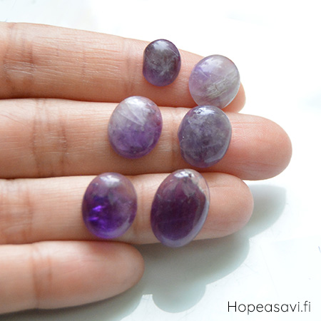  *Kivi Special* Ametisti, pyrhiottu kapussi, soikea, kuvassa #AT13, mitat noin 12x10mm, paksuus noin 4.7mm, uniikki yksittiskappale, B-luokka, kiven vasemmassa alareunassa pieni lohkeama
