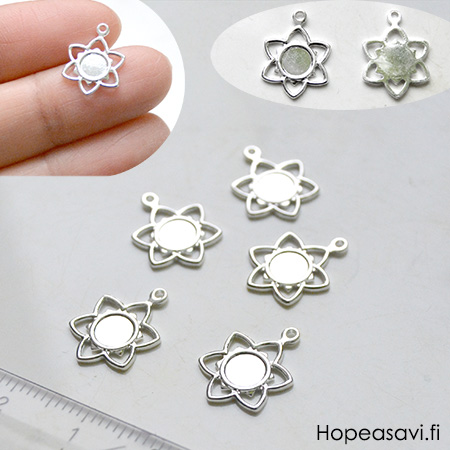  *Sesonkitarjous* Maskotti, hopeoitua messinki *Erityismalli* KUKKA (11mm), kukan keskelle voi istuttaa esim kiven (4mm), tai tipan vrjtty UV-hartsia, 2kpl