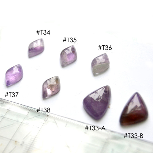  *Kivi Special* Ametisti, tumma, pyrhiottu kapussi, kolmio noin 20x16x14mm, kuvassa #T33-B, uniikki korukivi, 1 kpl