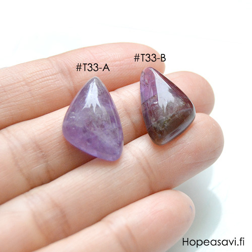  *Kivi Special* Ametisti, tumma, pyrhiottu kapussi, kolmio noin 20x16x14mm, kuvassa #T33-B, uniikki korukivi, 1 kpl