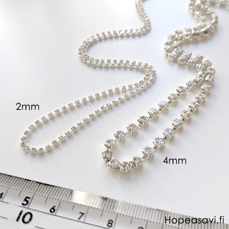 Sihkyv koruosa, lasia, 4mm, tasainen tausta, kuppimaisissa istukoissa jotka ovat ketjussa, 25cm, noin 40 osaa