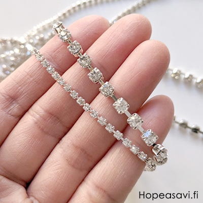 Sihkyv koruosa, lasia, 4mm, tasainen tausta, kuppimaisissa istukoissa jotka ovat ketjussa, 25cm, noin 40 osaa