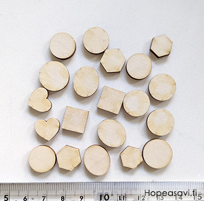  *Sesonkitarjous* Puupala, koruelementti, valikoima eri muotoja, Suomalaista koivua, ksittelemtn, koko 10-18mm, paksuus 3mm, 20kpl, settiss eri kokoja ja muotoja, huom. pinnan suojapaperi tulee irroittaa ennen kytt