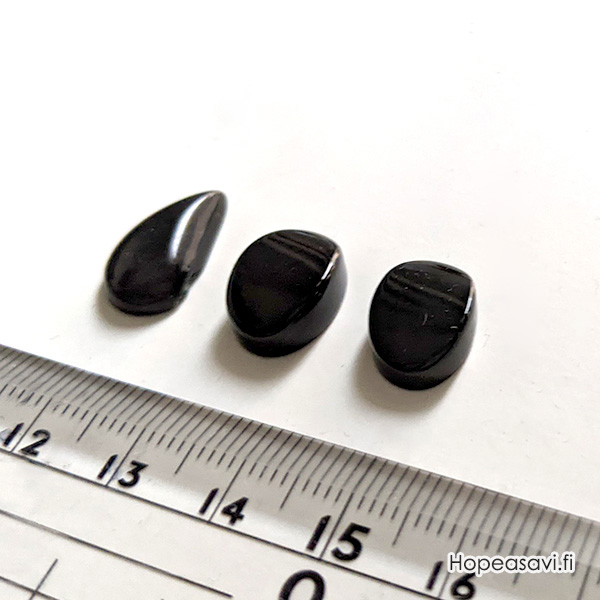   *Onyksi -setti 3kpl* Musta, v/t, 1x PISARA noin 17x9.6mm, 2x LITTE SOIKEA 14x9.8mm ja 14x9.7mm (kivien alareunassa pieni viisteit, lue info)