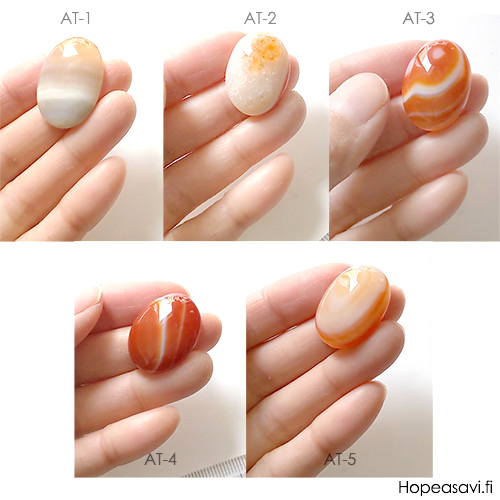 Luonnonkivi, kuvassa #AT-02, Akaatti, ainutlaatuinen, kaunis, hieman lpikuultava, puolipyrhiottu kapussi, soikea, noin 22.5x17 mm