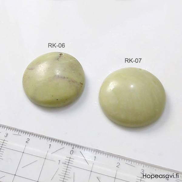   *Yksittiskappale* Riipus-kapussi, puolipyrhiottu kivi, kuvassa #RK06 ylreunassa valmis noin 1mm reik, vaalea vihre, mahdollisesti serpentiini (ksitelty -huom. C-laatu) halkaisija noin 29mm, 1kpl