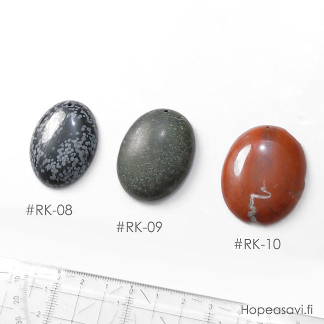   *Yksittiskappale* Riipus-kapussi, puolipyrhiottu kivi, kuvassa #RK09 ylreunassa valmis noin 1mm reik, tumma vihre, mahdollisesti jaspis (ksitelty) koko noin 35x29mm, 1kpl
