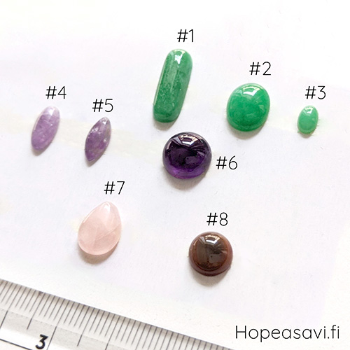 Ametisti, pyrhiottu kapussi, ympyr 10mm, tasainen tausta, tumma svy (kuvassa #6#) B-luokka, kiven alareunassa pieni eptasaisuus