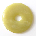   *Uniikki korukivi* Serpentiini, kiekko, mitat noin: ulko: 4.8cm, paksuus 6mm, reik 10mm, uniikki kivi, 1kpl