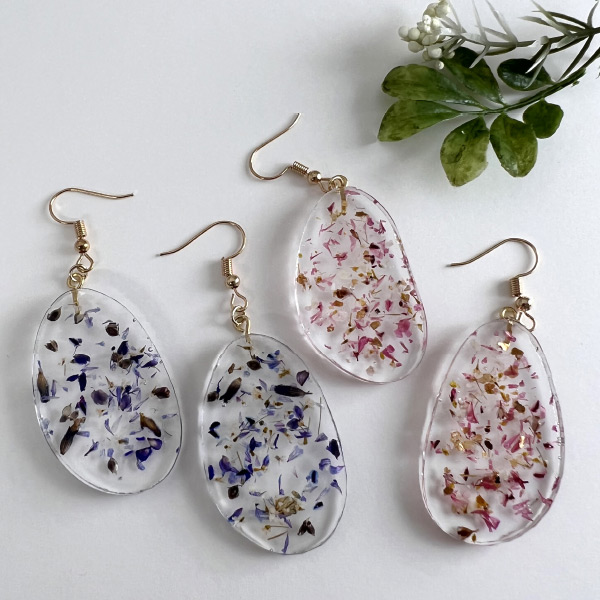  *Uutuus* Ty�kalusetti, ty�alusta ja 2 kpl l�mm�ss� muotoiltavaa reunusmuottinauhaa omien muotojen tekoon.