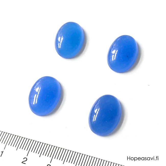 Akaatti, sininen (v�rj�tty) kapussi, soikea 18x13mm, 1 kpl huom. tummuus vaihtelee/pieni� tummia kiteit� *Er� - vain muutama saatavilla*