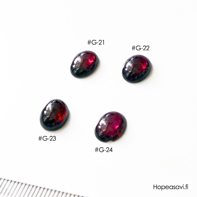 Granaatti (Garnetti), py�r�hiottu kapussi, soikea 10x8 paksuus noin 3.1mm, kuvassa #23, kaunis l�mmin v�ri, 1kpl