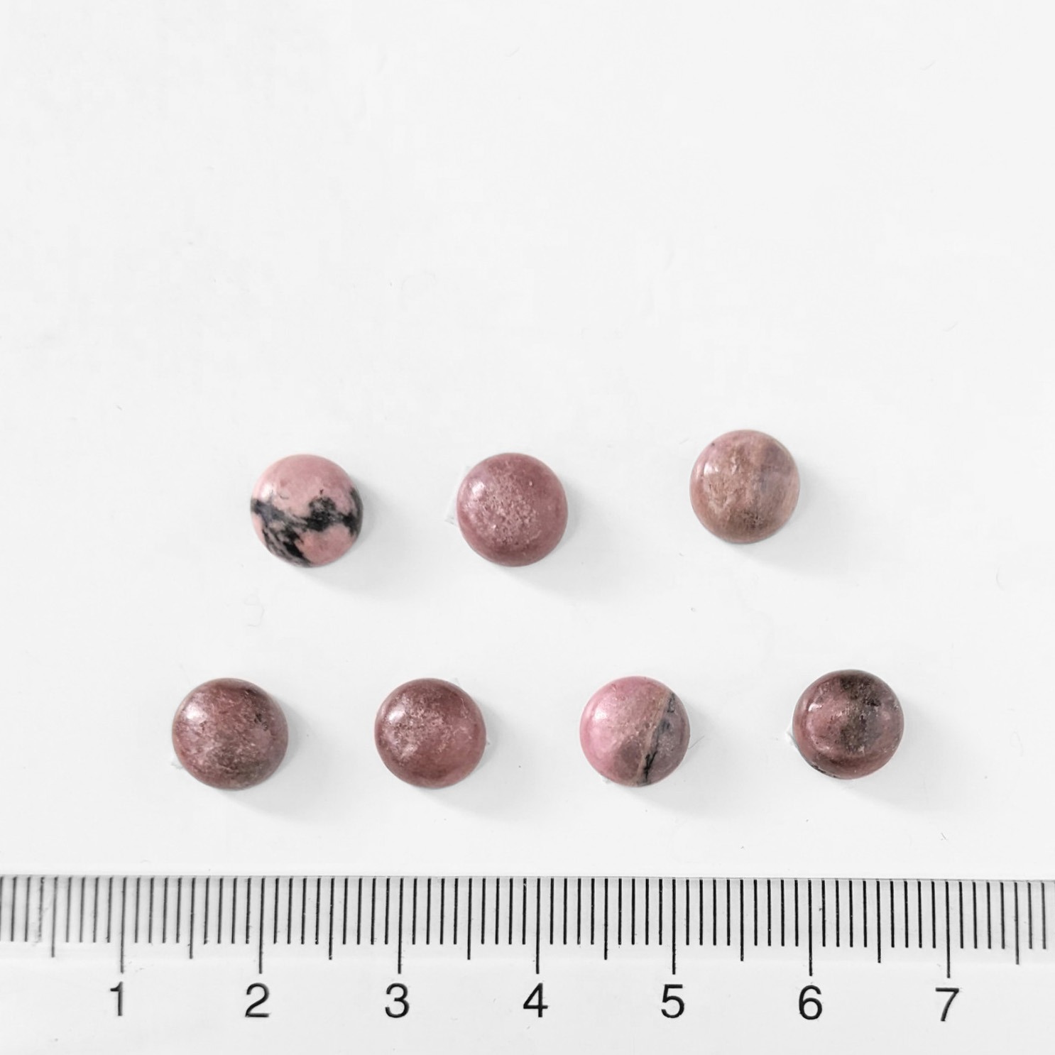 Rodoniitti, py�r�hiottu kapussi, ympyr� 8mm, tasainen tausta, uniikki kivi, kuvassa #35, 1 kpl